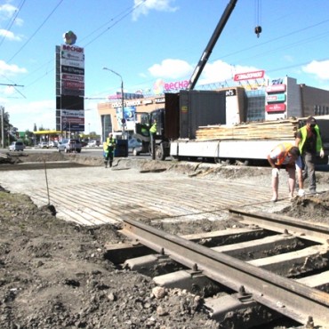 Продолжаются работы по строительству переезда на улице Малахова