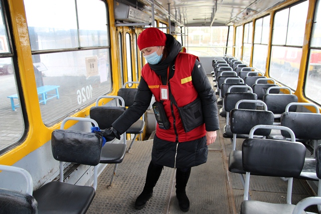 В трамваях и троллейбусах Горэлектротранса проводится ежедневная дезинфекция