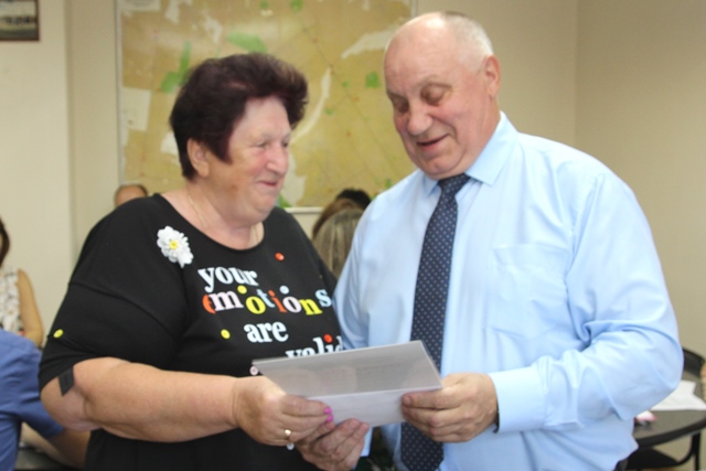 Почетную грамоту предприятия за 50-летний добросовестный труд получила Татьяна Синицына