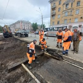 Продолжаются круглосуточные работы по ремонту трамвайных путей на площади Октября