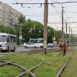 Сотрудники «Горэлектротранса» продолжают окашивать территорию, прилегающую к трамвайным путям