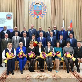 Сотрудников «Горэлектротранса» наградили в Правительстве Алтайского края